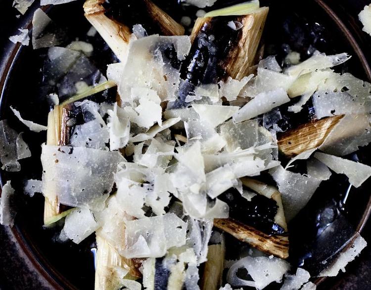 Porrer vinaigrette. Den syrlige vinaigrette med sennep binder det hele sammen, og denne blanding af bittert/syrligt med den søde løgagtige smag af porre og den salte, lagrede parmesan er helt exceptionel. 