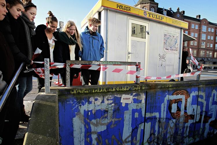 ulykkessted. Venner til de to 14-årige piger iagtager det sted, hvor deres veninder styrtede ned. 