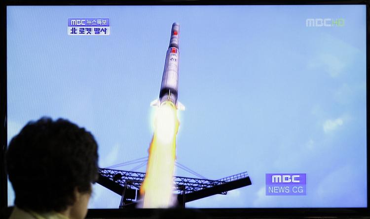 Fuser. Der var store nordkoreanske forventninger til den raket, der angiveligt skulle fragte satelitter ud i rummet. Nu blev affyringen tilsyneladende i en fuser. 