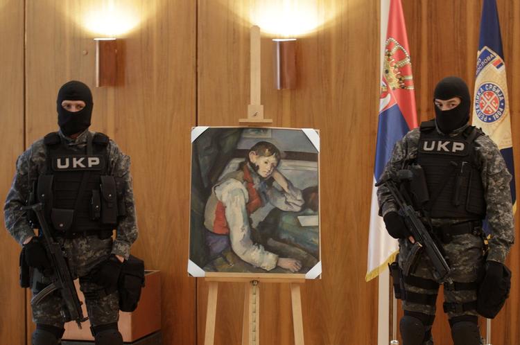 bevogtet. Serbisk Politi passer godt på det nyfundne Cezanne-maleri. 