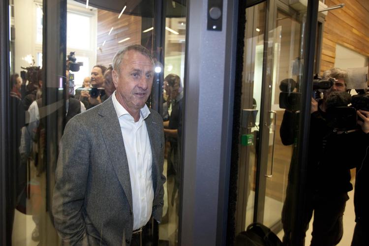 fodboldikon. Med markante meninger om fodbold på mange planer har Johan Cruyff altid tiltrukket sig stor opmærksomhed. 