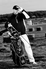 golftosse.  Jonas Schmidt har lavet mange platte ting, men han har også lavet kvalitet, som Dolph og P.I.S., påpeger han. Djævlens Advokat fælder dommen: »Men der er så langt imellem snapsene, at du aldrig bliver alkoholiker«. 