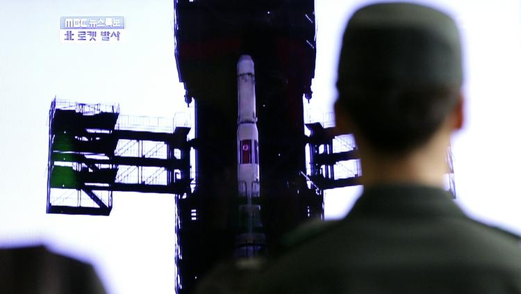 Fuser. Raketopsendelsen blev blandt andet fulgt på tv af sydkoreanske soldater. Det varede dog ikke længe, før den styrtede ned i havet mellem Nordkorea og Kina. 