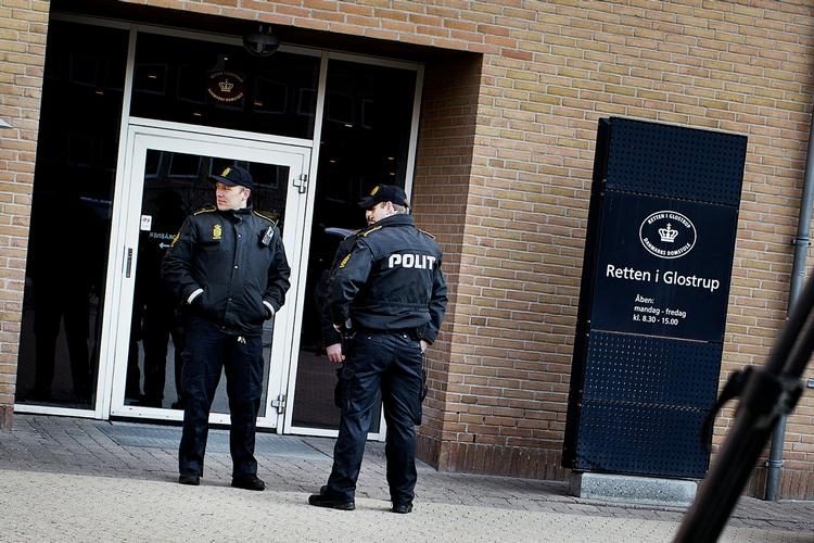 Bevæbnet politi bevogter retsbygningen i Glostrup, hvor man i dag har taget hul på terrorsagen mod fire svenskere, der menes at ville angribe JP/politikens Hus i København. 