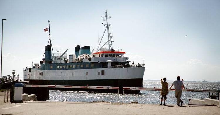 Færgen Frigg besejler Tårs - Spodsbjerg. 