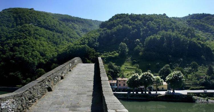 Toscana byder på marked i bjergene, vinsmagning på et kloster og fantastisk grillmad. 