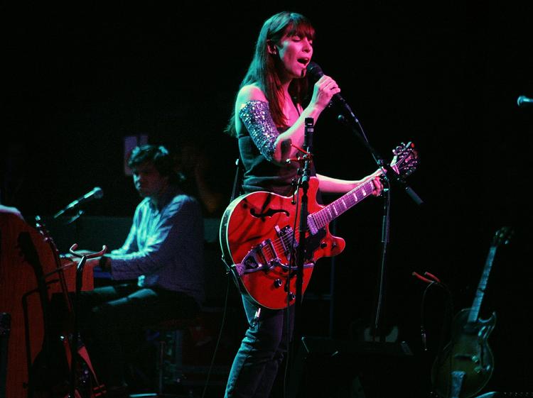 Overpris. Feist er en populær dame. Men at give knap 1400 kroner for to billetter til hendes koncert i Falkoner Salen er i overkanten, mener Pernille Hertz. 