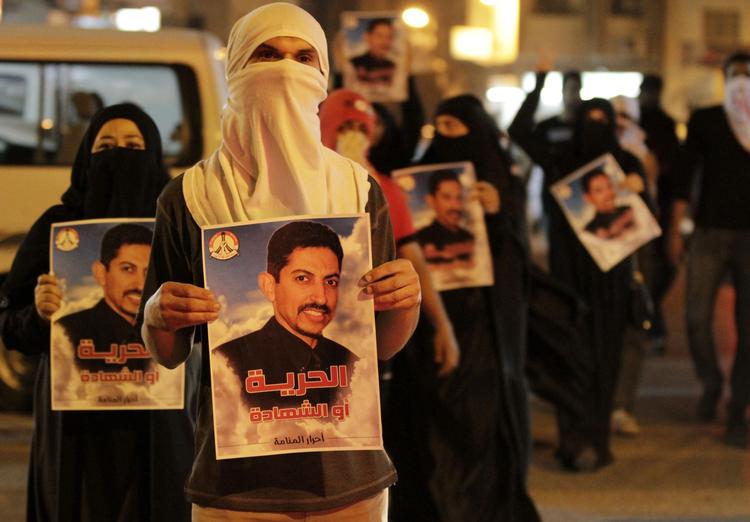støtte. Abdulhadi al-Khawaja har sultestrejket i over to måneder i protest over sin livstidsdom i Bahrain. Dommen og mishandlingen af ham har udløst flere protester i landet. 