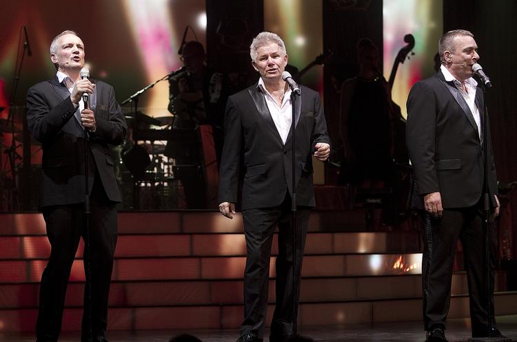 Spas. Preben Kristensen, Anders Bircow og Thomas Eje er tilbage på scenen. Sammen. Efter otte års fravær. Og alt er næsten ved det gamle. 