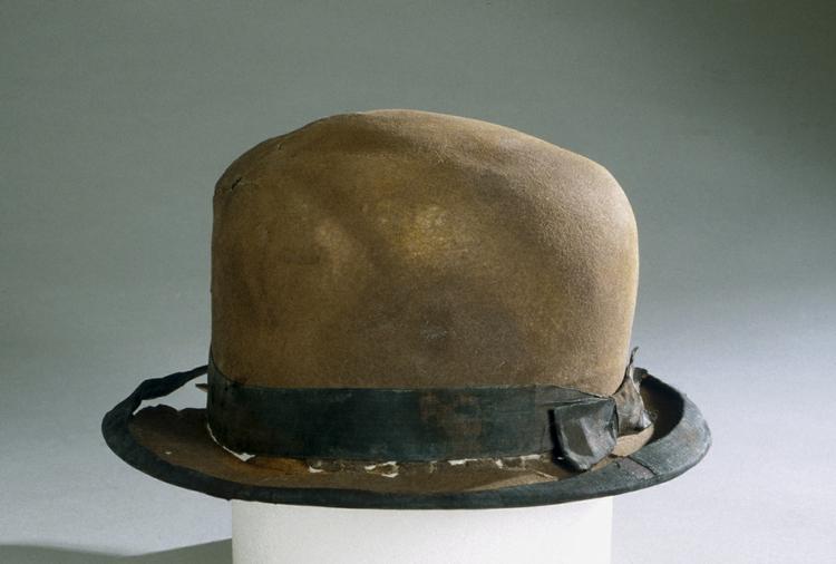 SKIBSSKATTE. Denne bowlerhat er en aft de 5.500 genstande, der er blevet bjerget fra skibet Titanic. 