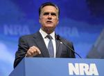 Våbenfrihed. Amerikanerne skal have deres fulde forfatningsmæssige frihed til at bære våben, sagde Mitt Romney i en tale i dga til våbenforeningen National Rifle Association convention i St. Louis. 