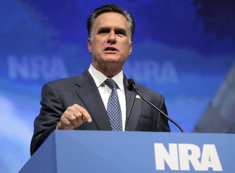 Våbenfrihed. Amerikanerne skal have deres fulde forfatningsmæssige frihed til at bære våben, sagde Mitt Romney i en tale i dga til våbenforeningen National Rifle Association convention i St. Louis. 