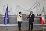 ATOMMØDE. EU's udenrigschef Catherine Ashton ses sammen med den iranske chefforhandler Saeed Jalili under topmødet i Istanbul. 