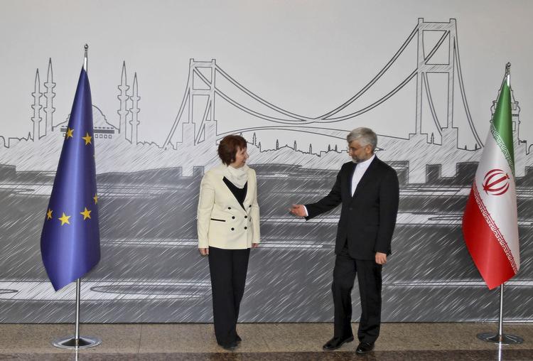 ATOMMØDE. EU's udenrigschef Catherine Ashton ses sammen med den iranske chefforhandler Saeed Jalili under topmødet i Istanbul. 