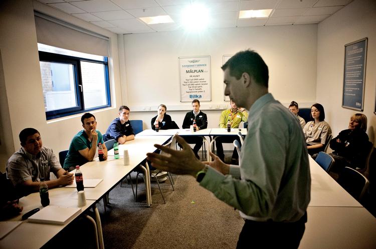 Op på dupperne. Servicechef Chris Larsen giver sine medarbejdere første indblik i ambitionerne for fremtidens Bilka i Slagelse. Foto: Joachim Adrian 