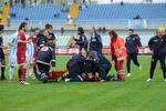 Dødsfald. Piermario Morosini faldt om efter en halv times spil af Livornos lørdagsmatch mod i Pescara. 