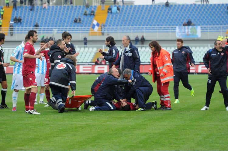 Dødsfald. Piermario Morosini faldt om efter en halv times spil af Livornos lørdagsmatch mod i Pescara. 