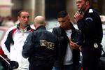 KONTROL. Fransk politi sendte flere hundrede betjente til området efter flere drab i Parisforstæder. De skulle blandt andet kontrollere trafikanter i området. Arkivfoto fra identitetscheck i Paris. 