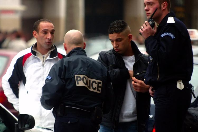 KONTROL. Fransk politi sendte flere hundrede betjente til området efter flere drab i Parisforstæder. De skulle blandt andet kontrollere trafikanter i området. Arkivfoto fra identitetscheck i Paris. 