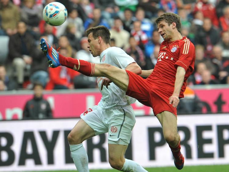 Duel. Bayern's Thomas Mueller (th) og Mainz'  Radoslav Zabavnik. 