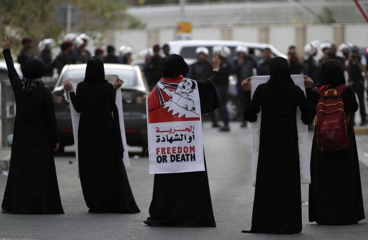 3000-4000 demonstranter er her til aften gået på gaden i Rani Jamra, I Bahrain. De kræver den sultestrejkende dansk-bahrainke aktivist Al-Khawaja løsladt. 