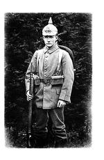 Øjenvidne. Kresten Andresen i tysk uniform og pickelhaub.