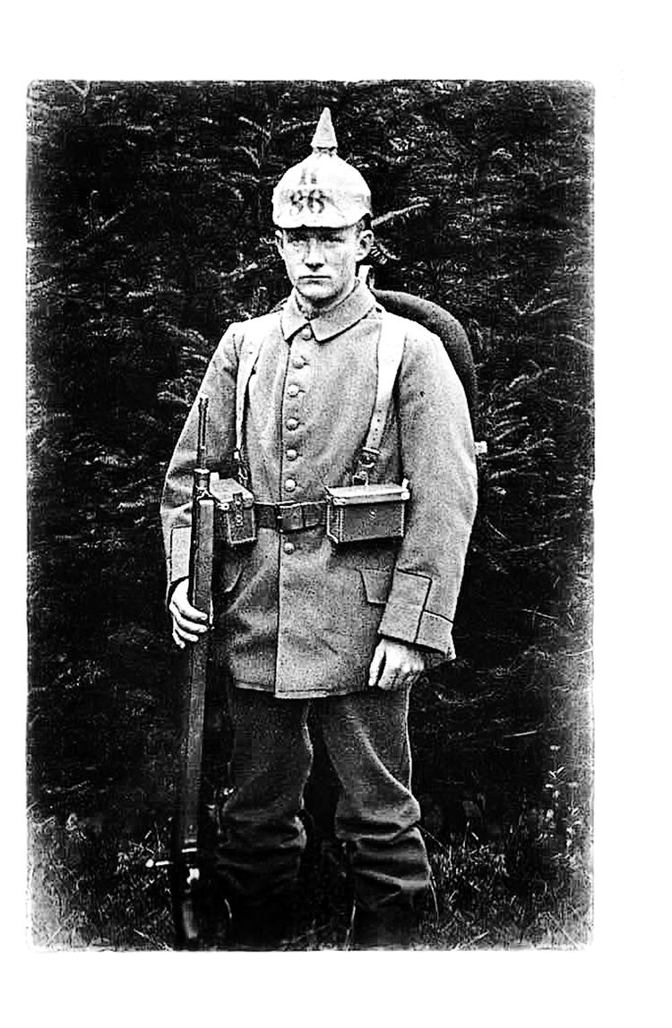 Øjenvidne. Kresten Andresen i tysk uniform og pickelhaub.