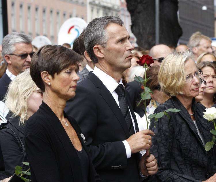 debat. Den norske statsminister, Jens Stoltenberg, har fået stor ros for sine taler om terrorangrebet 22. juli. Men nu møder han kritik fra en af landets store aviser. 