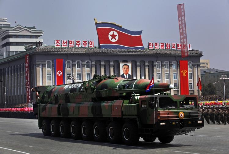 Raketvidenskab. Nordkorea viser nyt missil frem ved fejringen af 100-året for landsfaderen Kim II Sungs fødsels. 
