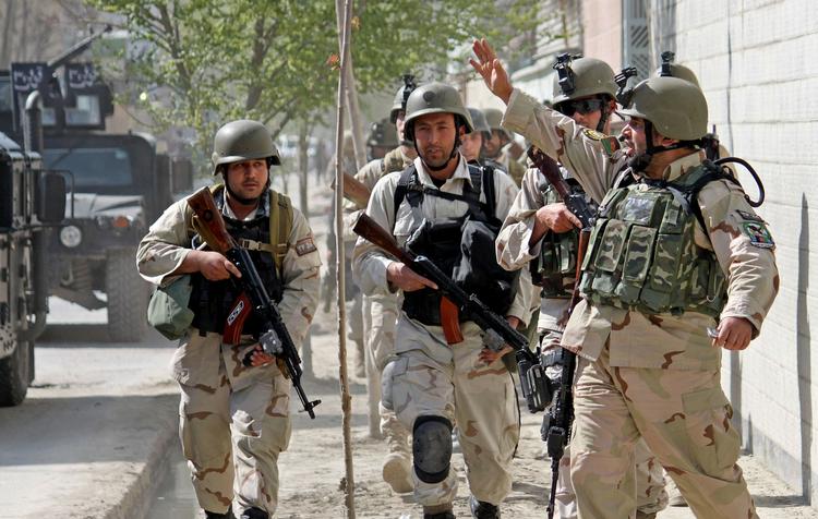 Forårsoffensiv. Afghanske sikkerhedsstyrker forsøger at få kontrol over situationen i Kabul, hvor Taleban har angrebet flere ambassader og parlamentet. 