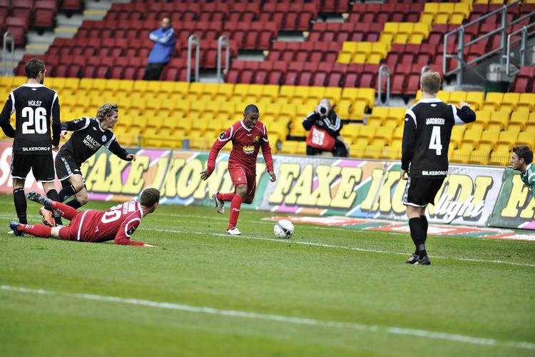 1-0. I første halvlegs overtid fik Patrick Mtiliga driblet bolden uden om Lasse Heinze og ind i det tomme mål. 