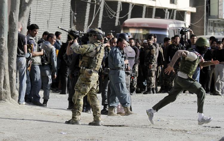 Forår. Hele dagen har Kabul genlydt af eksplosioner efter at Taleban i dag indledte en offensiv flere steder i Afghanistan. 