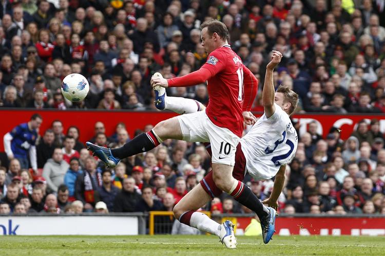 foran. Med målene til 1-0 og 3-0 var Wayne Rooney med til at sikre Manchester United sejren over Aston Villa. 