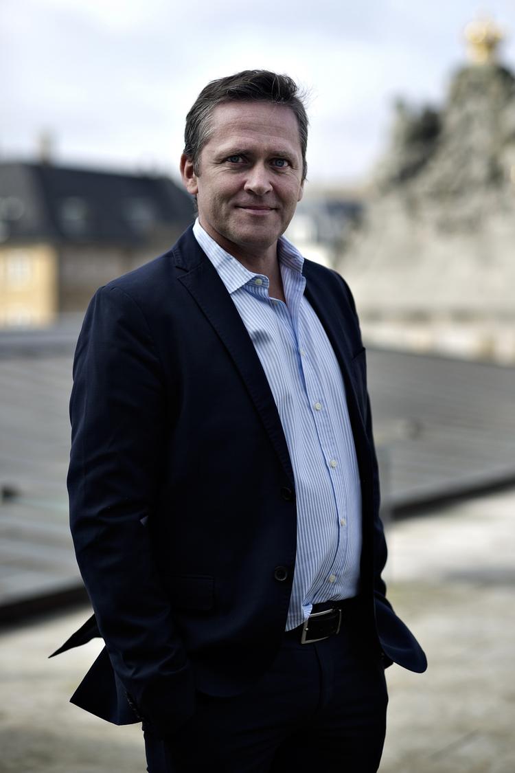Bank-parti. Liberal Alliance opfører sig fuldkommen som om, det var en filial i en bank. Det gælder i særlig grad for partiets formand Anders Samuelsen, der i højere grad snakker som en bankdirektør end som en politiker. 