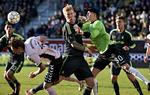 Nedtur. Simon Makienok (i mørkeblåt) og Brøndby fortsatte en sløj april i Superligaen med et nederlag i Horsens. 