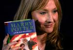 voksen. J.K. Rowling med den sidste Harry Potter-bog. Til september udkommer hendes første voksenbog. 