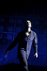 svedig. Drake er ikke bange for at føle med hele kroppen, når han står på scenen. Men selv om flere af detaljerne fra hans klokkerene studieproduktioner måtte lade livet i Forum, blev det stramt strukturerede show aldrig kedeligt. 