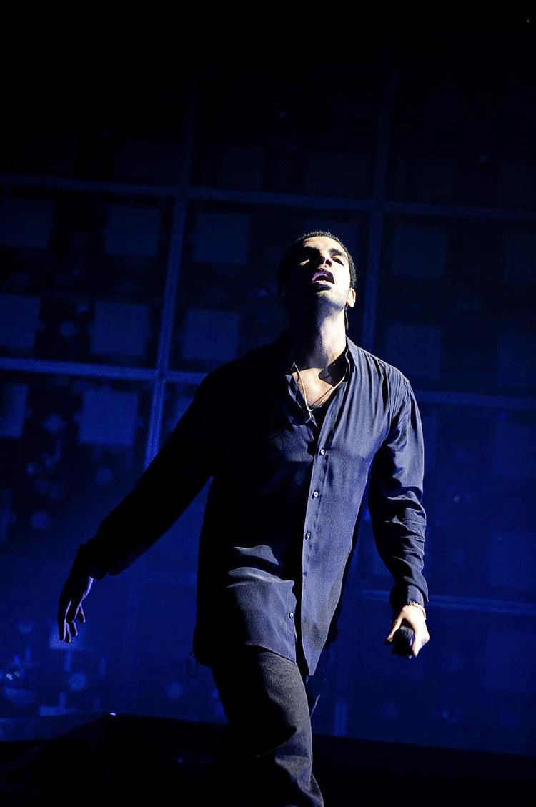 svedig. Drake er ikke bange for at føle med hele kroppen, når han står på scenen. Men selv om flere af detaljerne fra hans klokkerene studieproduktioner måtte lade livet i Forum, blev det stramt strukturerede show aldrig kedeligt. 