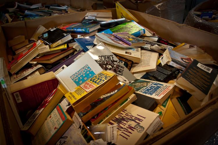 Kontroversielt. Når man indsamler eksemplarer alle verdens bøger i en lagerhal, løber man ind i problemer med bøger, som er forbudt i store dele af verden. Det har The Physical Archive i Californien erfaret. 