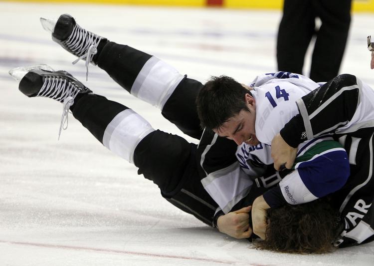Frustrationer. Den truende exit fra NHL-slutspillet fik Jannik Hansens holdkammerat  Alex Burrows (øverst) til at gå til angreb på en LA-spiller. 
