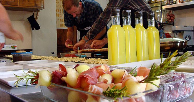 Haps. Søndagsfrokostens spyd med melon, parmaskinke og rosmarin er ved at være klar. Måltidet sluttes af med frisklavet limoncello, citronlikør. 