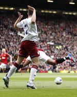 straffe. Ciaran Clark (t.v.) var ifølge dommeren på den forkerte side af fodboldloven, da Ashley Young måtte bide i græsset på Old Trafford. 