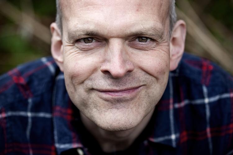 Musicalstjerne. De fleste kender Niels Olsen som en af de lumre Ørkenes sønner eller som Far i de moderne filmudgaver af 'Far til Fire'. 