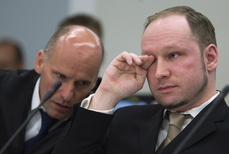 Tiltalt. Den norske massemorder Anders Behring Breivik kunne ikke holde tårerne tilbage, da retten viste hans egen propagandafilm. 