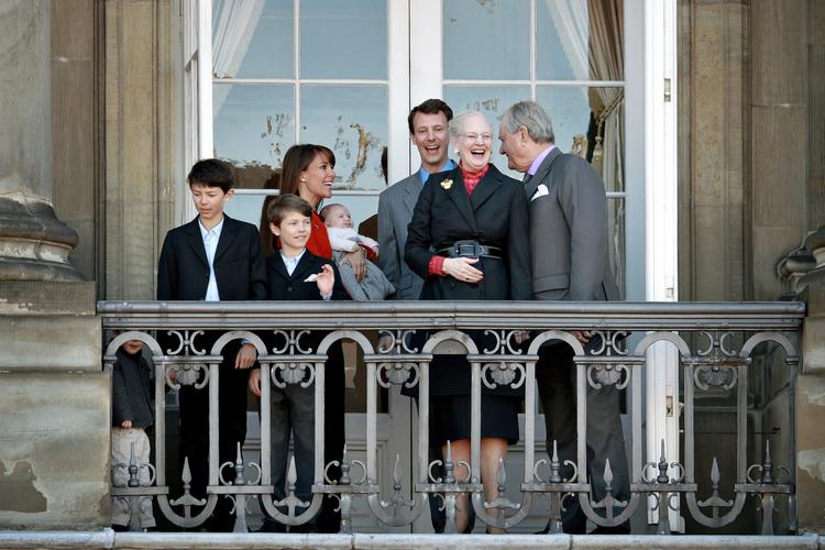 fødselar. Dronning Margrethe fylder 72 år i dag, hvor hun traditonen tro blev hyldet på balkonen på Amalienborg. 