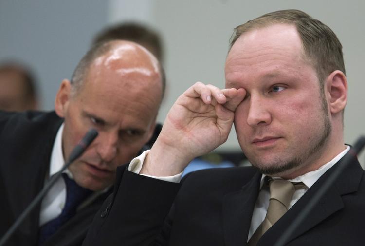 Tårer. Breivik begyndte at græde, da anklager Svein Holden fremviste hans 12 minutter lange video. 