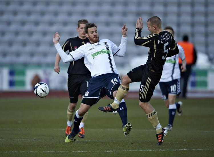 Duel. Søren Larsen AGF og Kenneth Emil Petersen Aab. 