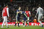 Scoring. Wigan Athletic's Jordi Gomez jubler over målscoring sammen med Emmerson Boyce. 