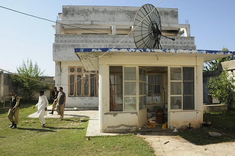 Skjul. I flere år boede den ny afdøde terrorleder Osama bin Laden i dette hus i Pakistan med sin tre koner. Nu bliver de tre enker smidt ud af landet. 