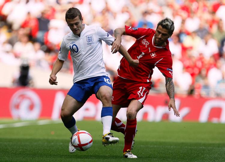 Midtbane. 20-årige Wilshere (t.v.) debuterede for England mod Danmark i februar 2011. 